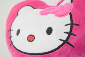 Gối trái tim Hello kitty